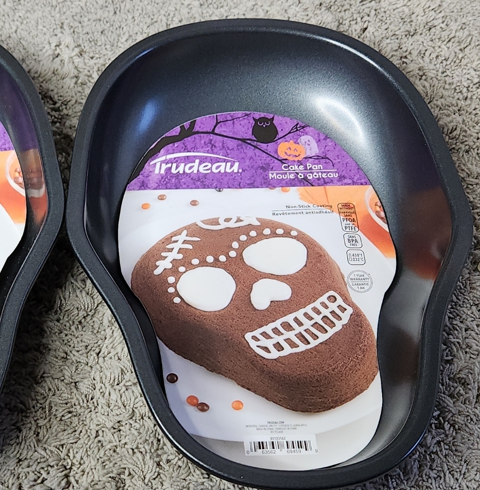 Trudeau Skull-Shape Baking Pan